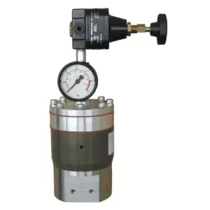 Airmix fluid regulator with piloted control, pressure gauge and cylindrical metal housing